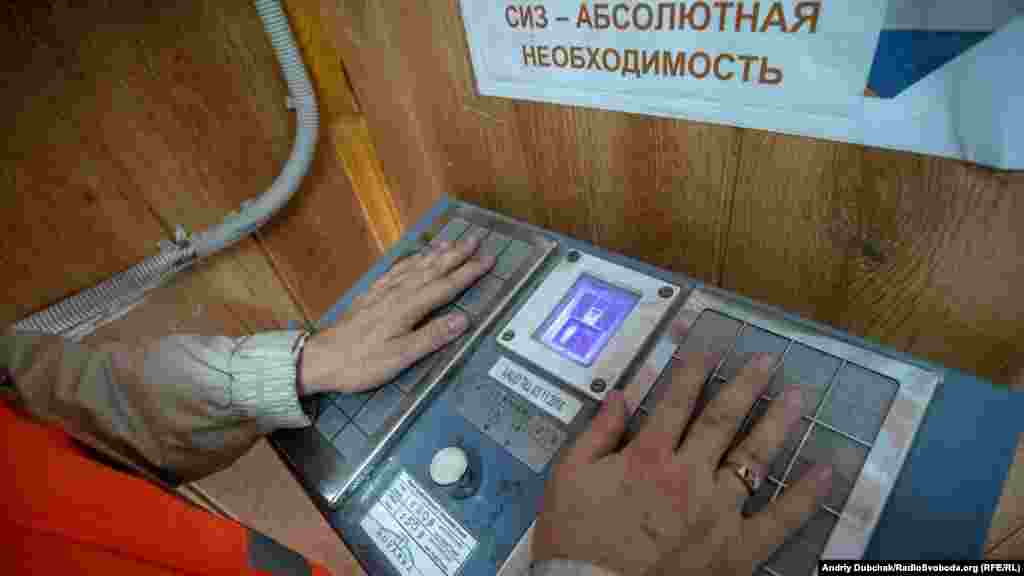 Рабочие и посетители должны проверить уровень полученной радиации, прежде чем покинуть Новый безопасный конфайнмент. 