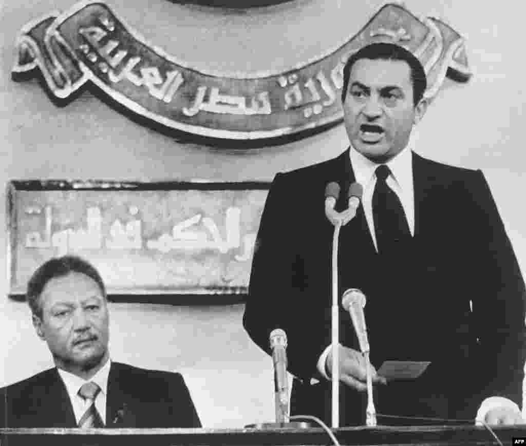 Мубарак дает президентскую клятву 14 октября 1981 года