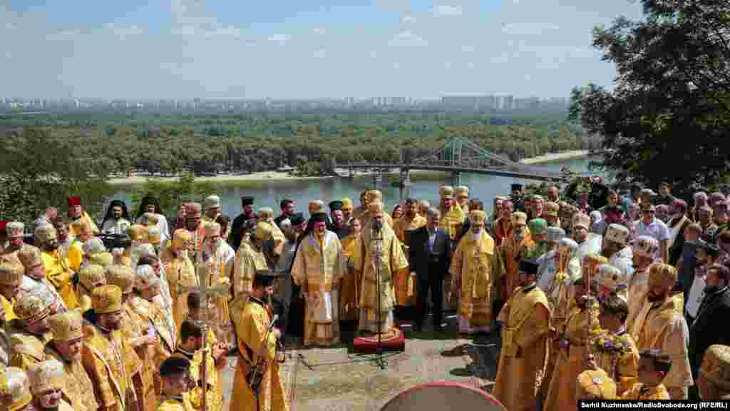 Представник Вселенського патріарха Варфоломія митрополит Гальський Еммануїл, голова Православної церкви України (ПЦУ), митрополит Київський і всієї України Епіфаній, п’ятий президент України і очільник партії «Європейська солідарність» Петро Порошенко