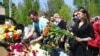 Flori depuse la mormântul profesoarei de limbă engleză, Elvira Ignatieva, cea care preda elevilor din clasa a 8-a &bdquo;A&rdquo;, unde a reușit să intre atacatorul și a deschis focul.&nbsp;