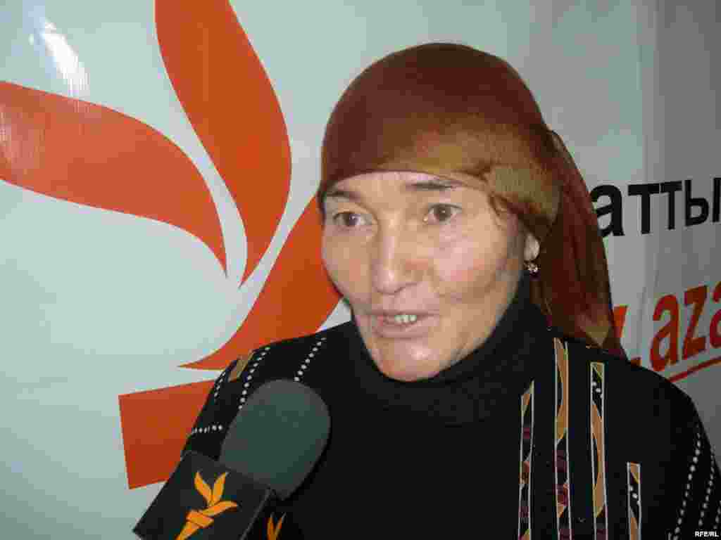 Алтынай Асанова, мать Ляззат, не может добиться признания обстоятельств гибели дочери вот уже более четверти века. Алматы, 14 декабря 2008 года.