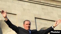 Armenia -- Opposition leader Levon Ter-Petrosian greets supporters rallying in Yerevan, 6 April 2010.