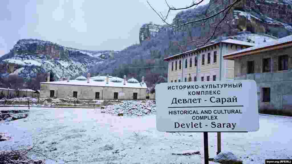 Неподалік від Девлет-Сарая був комплекс споруд, властивих багатьом мусульманським столицям: ханська мечеть, релігійний навчальний заклад, а також мавзолей – родинна усипальниця владної династії.