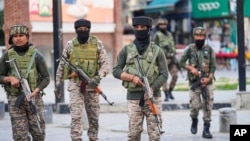 Hindistan əsgərləri Kəşmirin Hindistanın nəzarətində olan Srinaqar şəhərində keşik çəkirlər.