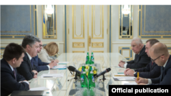 Прэзыдэнт Украіны Пятро Парашэнка і міністар замежных спраў Беларусі Ўладзімір Макей падчас перамоваў у Кіеве. Кіеў, 12 жніўня 2015 году