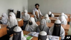 دختران افغان در مدرسه دینی
