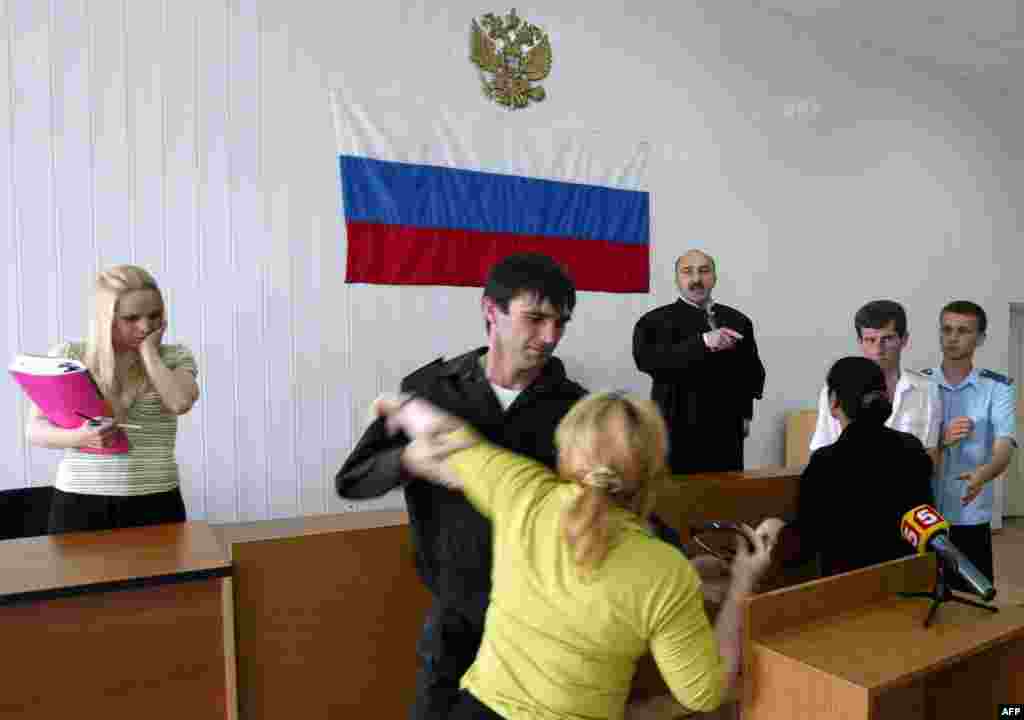 Члени сімей, постраждалих під час захоплення школи, висловлюють невдоволення після того, як трьох міліціонерів, причетних до трагічної розв'язки трагедії в Беслані, амністували, 29 травня 2007 року