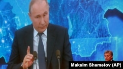 კრემლის სპიკერი დმიტრი პესკოვი ესწრება ვლადიმირ პუტინის ყოველწლიურ პრესკონფერენციას. 17 დეკემბერი, 2020