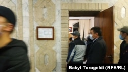 Жогорку Кеңештин имараты 6-октябрга караган түнү.