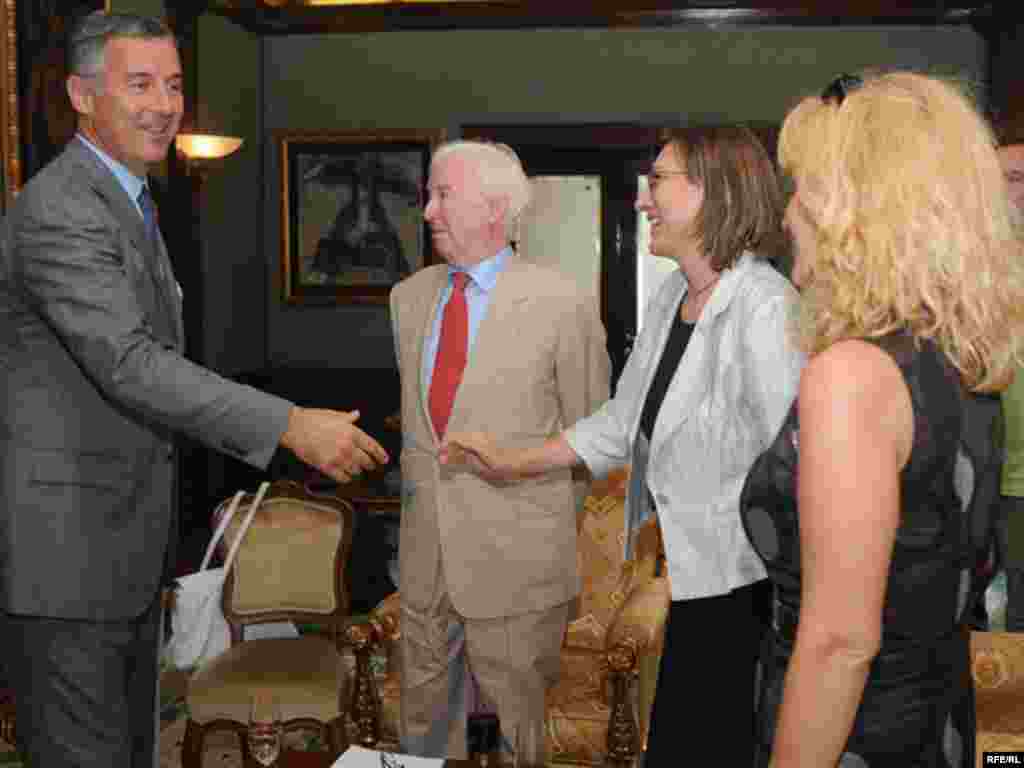 Premijer sa glavnim urednikom programa RSE, John O'Sullivanom, direktoricom Balkan servisa, Gordanom Knežević i Slavicom Brajović, šeficom dopisništva RSE u Podgorici, 01.09.2010. Foto: Savo Prelević
