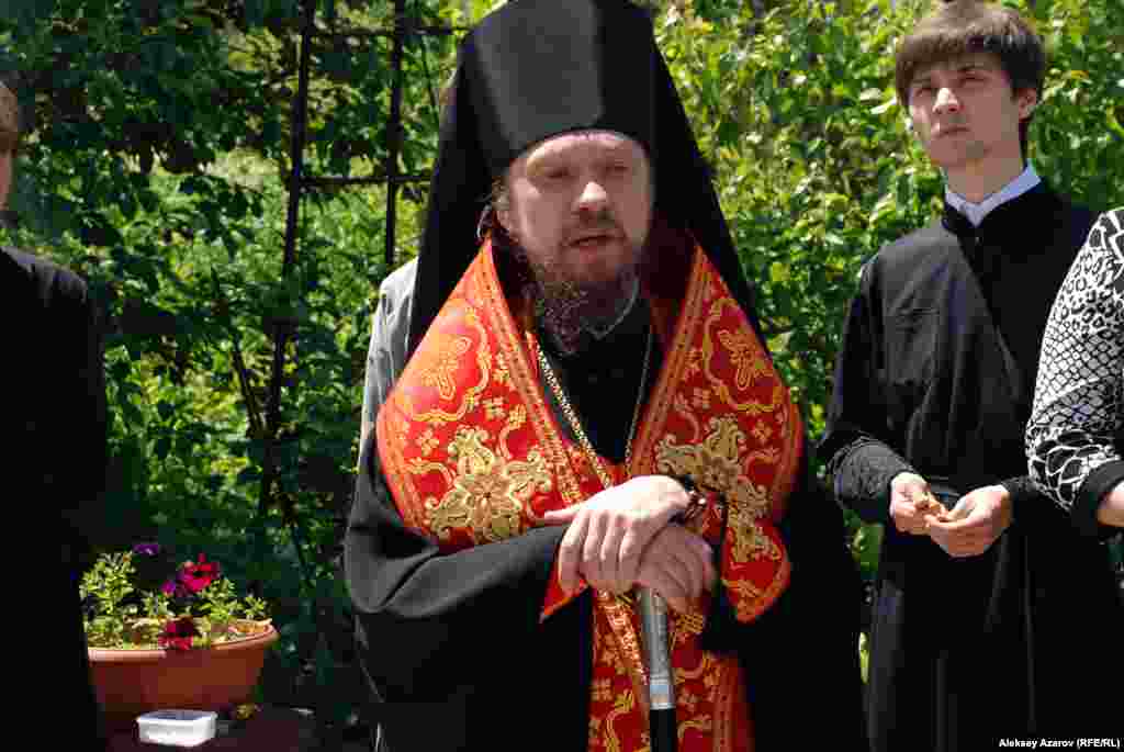 Қаскелең епископы Геннадий (Гоголев) қуғын-сүргін жылдары қаза тапқан гректерге панихида өткізіп тұр. 