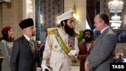 Bu filmde Kingsleý (çepde) Karzaýyň meşhur garagul telpegini we donuny geýnip, Aladiniň ýalançy we korrumpirlenen daýysy Tamiriň roluny ýerine ýetirýär. 