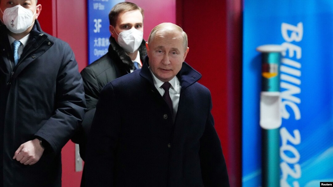 Владимир Путин прибывает на церемонию открытия Олимпиады в Пекине. 4 февраля 2022 года. Незадолго до этого на встрече с Си Цзиньпином стороны объявили о «безграничном» партнерстве