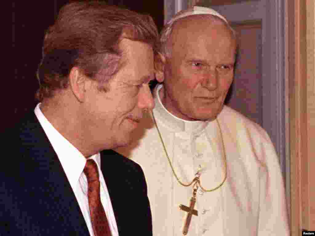 1990-cı ilin sentyabrı. Papa II John Paul II Vatikanda Pavellə görüşür.