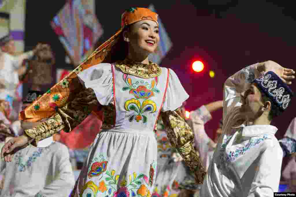 Төмәндәге "Татар кызы" 2015 бәйгесендә җиңгән Анжела Абдрәшитова