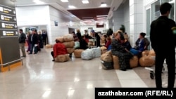 Aşgabadyň halkara aeroportundaky ýolagçylar