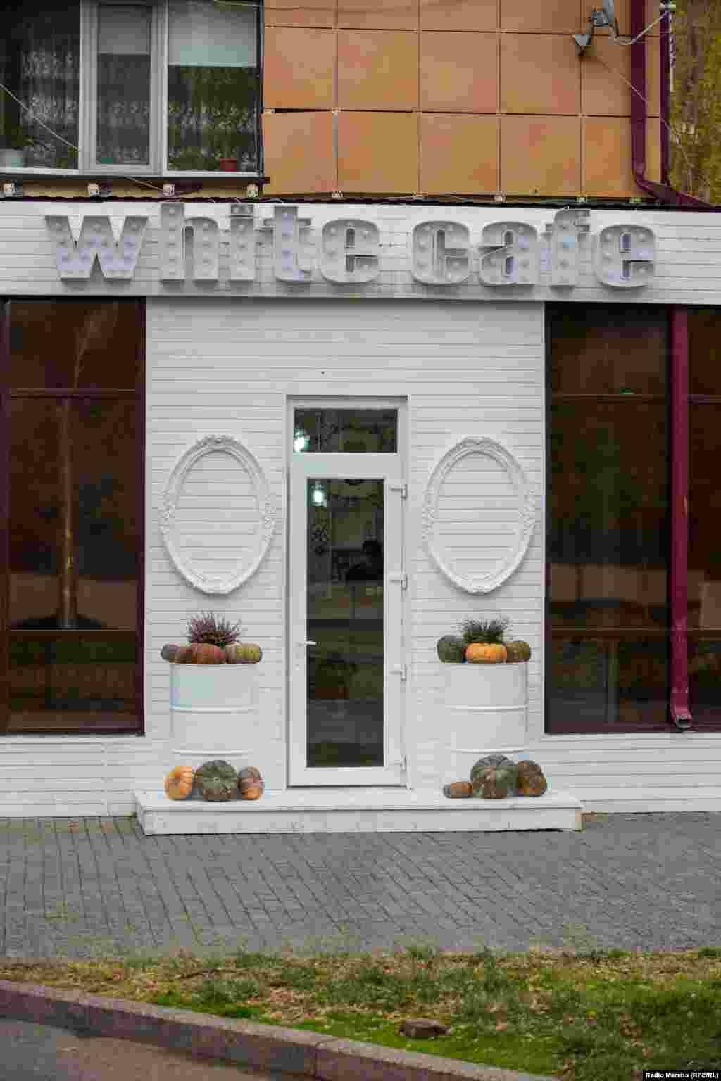 Кхечарех къасточу дизайнехь йина керла "White House" ("КIайн кафе").