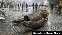 Свергнутый памятник экс-президенту Казахстана Нурсултану Назарбаеву в городе Талдыкоргане — административном центре Алматинской области, 5 января 2022 года. Фото Сандугаш Дуйсеновой