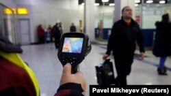 Проверка температуры тела у пассажиров, прибывающих в международный аэропорт Алматы. 21 января 2020 года.