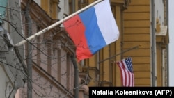 Një flamur rus valon pranë ndërtesës së ambasadës amerikane në Moskë, 15 prill 2021. 