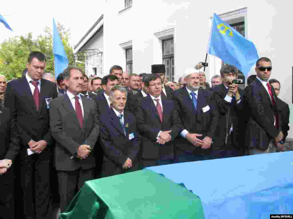 Сулдан уңга: Төркиянең мәдәният министры Эртугрул Гүнәй, Мәҗлес рәисе Мостафа Җәмилев, Төркиянең тышкы эшләр министры Әхмәт Даутоглы, Мәҗлес рәисе урынбасары Рефат Чубаров