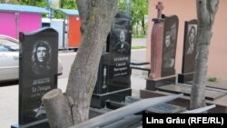 Publicitate la un magazin de monumente funerare - pietre cu pozele, numele lui Ghe Gevara, Vladimir Vîsoțki și Marina Vlady.