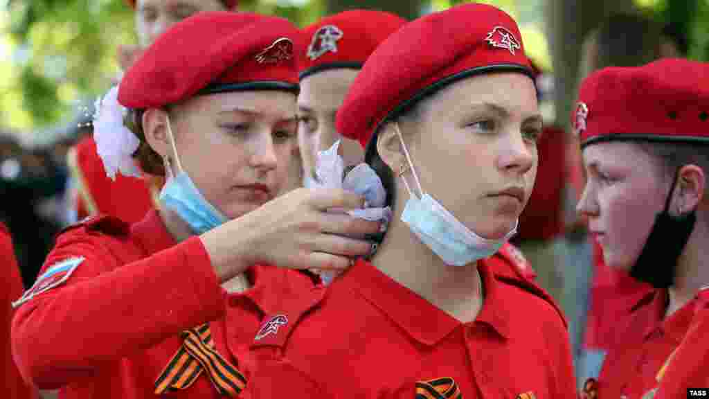 20 червня, Севастополь. Члени російської військово-патріотичної організації для школярів «Юнармія» беруть участь у репетиції параду, присвяченого 75-річчю закінчення Другої світової війни. При цьому правила захисту від вірусної інфекції не дотримані, хоча на той момент у Криму і Севастополі вже були зафіксовані випадки смерті, викликані коронавірусом або ускладненнями від нього. Правозахисники стурбовані не тільки самим фактом мілітаризації дитинства в Криму, але й тим, що вона триває під час пандемії COVID-19. За словами експерта «Кримської правозахисної групи» Ірини Сєдової, той факт, що на півострові продовжують «організовувати масові пропагандистські збори за участі дітей, яких одягають у форму «Юнармії», та змушувати пропагувати службу в російській армії», порушує права дітей на захист їхнього здоров'я і життя, зазначені в Конвенції про права дитини