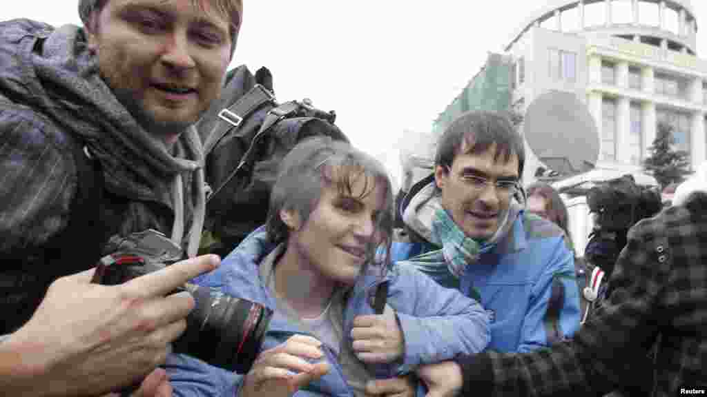 В октябре 2012 года Мосгорсуд рассмотрел кассационную жалобу на приговор и заменил Екатерине Самуцевич реальный срок условным. Это породило целую волну обвинений в предательстве в ее адрес – хотя Толоконникова и Алехина говорили, что рады освобождению подруги. По одной из версий, Самуцевич была отпущена на свободу, поскольку согласилась перед рассмотрением кассационной жалобы на приговор отказаться от услуг адвокатов Марка Фейгина, Николая Полозова и Виолетты Волковой – их политические высказывания вызывали раздражение Кремля на протяжении всего дела Pussy Riot. Приговор в отношении Толоконниковой и Алехиной был оставлен Мосгорсудом без изменений.