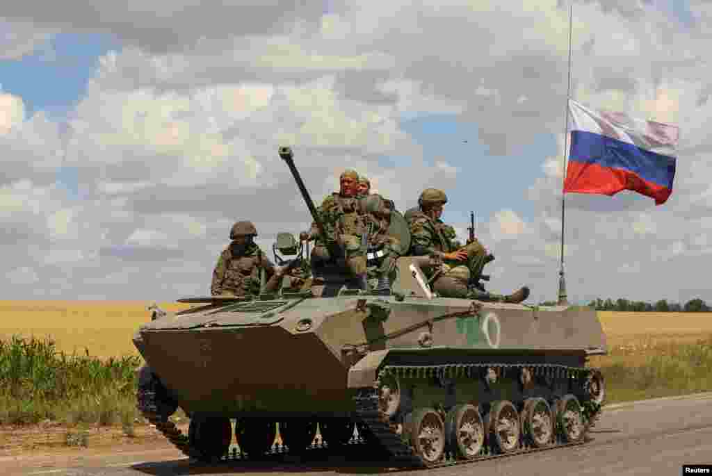Украинанын Запорожье облусунда БТР менен жүргөн орус аскерлери. 