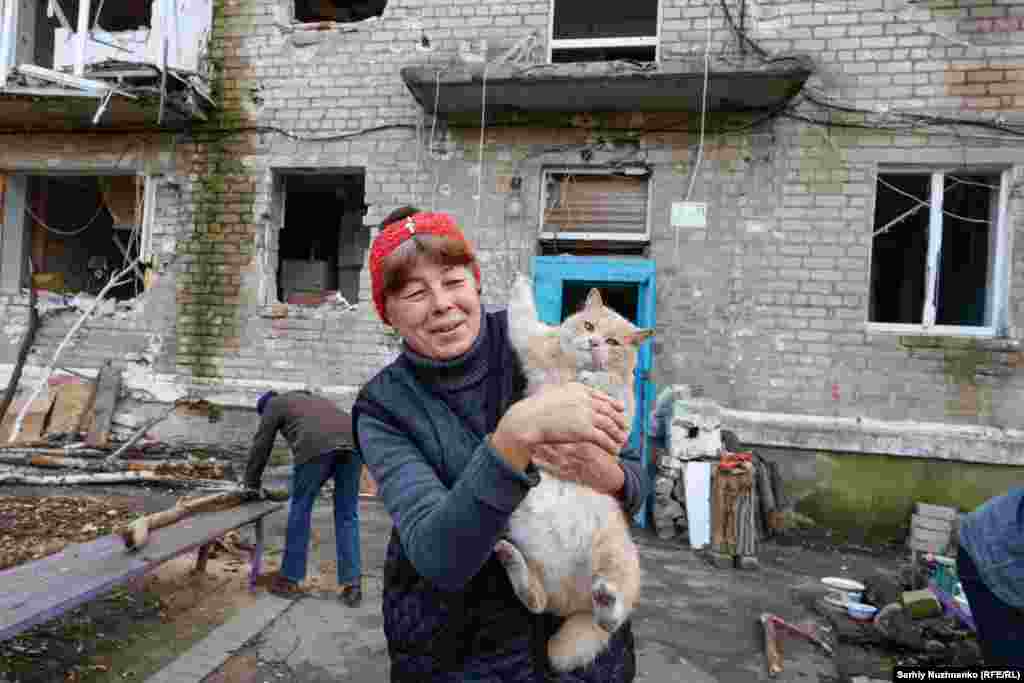 Рита с котом в Авдеевке. Их судьба неизвестна. На момент оккупации в Авдеевке находилось около 900 мирных жителей. Люди находились в подвалах и выживали за счет гуманитарной помощи, когда ее еще можно было доставить. До войны в Авдеевке проживало около 30 тысяч человек &nbsp;