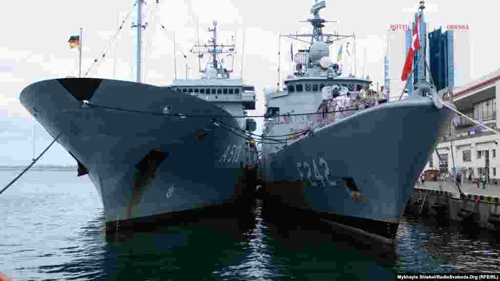 Турецький фрегат Fatih та німецьке судно забезпечення Rhein (A 513) ВМС Німеччини. Водотоннажність останнього більша, але A 513 не має значного озброєння. Його головне призначення – перевезення провізії, амуніції та пального