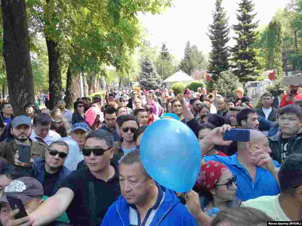 Некоторые протестующие вышли с плакатами и потребовали освобождения задержанных молодых активистов Асии Тулесовой и Бейбарыса Толымбекова. Алматы, 1 мая 2019 года. 
