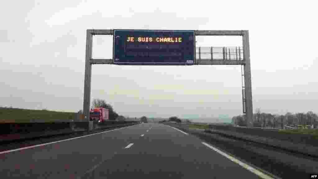 Надпись "Je suis Charlie" на одном из автомобильных шоссе во Франции. 8 января 2014 года