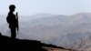 په شمالي وزیرستان کې يو پاکستانی سرتېری د پېرې په حال کې - انځور له ارشیفه