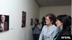 ԱՄՆ-ի դեսպանը այցելում է «Մամուլի ազատություն, Տեղեկատվություն ստանալու իրավունք» խորագրով լուսանկարչական ցուցահանդես