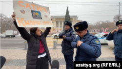 Полицейские на месте пикета активистки Асем Жапишевой в поддержку автора сатирического паблика Qaznews24 Темирлана Енсебека, помещенного под стражу. Жапишеву арестовали на 15 суток. Алматы, 20 января 2025 года