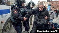 فریډم هاوس په روسیه کې پر مظاهره کوونکو بریدونه غندلي