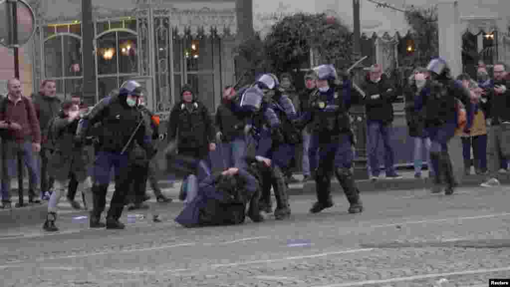 Полицијата за борба против нереди ги користи своите палки додека се пресметува со демонстрантите на авенијата Шанзелизе за време на протест против вакцинацијата и ограничувањата за коронавирусот, во Париз, Франција, 12 февруари 2022 година, 