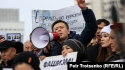 Лидер незарегистрированной Демпартии Казахстана Жанболат Мамай выступает на траурном митинге по погибшим во время Январских событий. Алматы, 13 февраля 2022 года