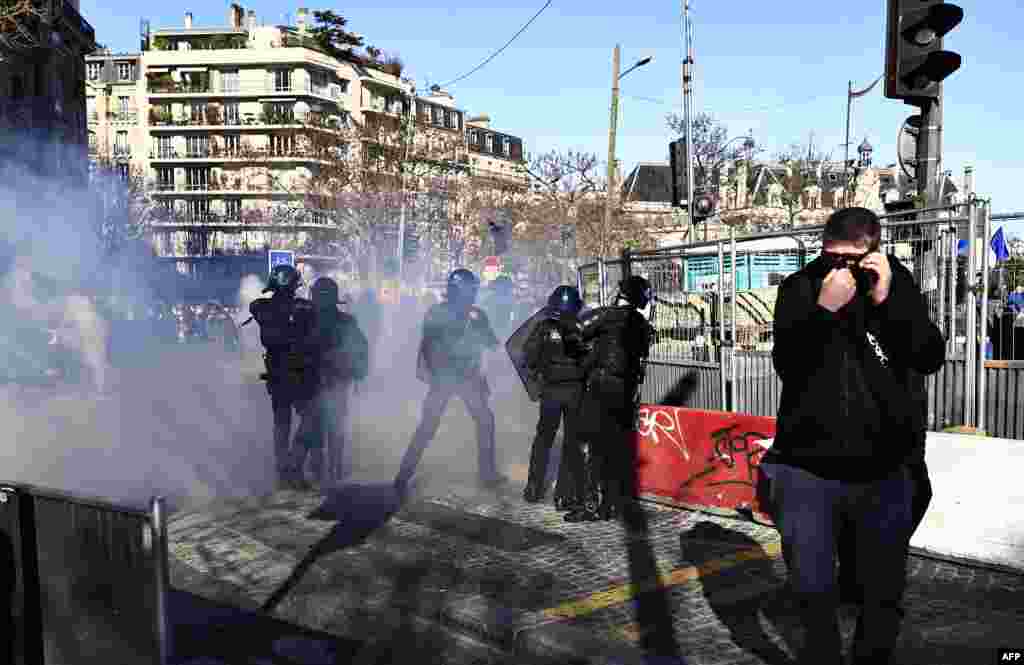 Демонстрант стои среде солзавец на Плас д'Италија во Париз на 12 февруари 2022 година Илјадници демонстранти во конвои, инспирирани од канадските камионџии кои го парализираа граничниот сообраќај со САД, се упатија кон Париз од цела Франција на 11 февруари, со некои надежи дека ќе го блокираат главниот град во спротивставување на ограничувањата на Ковид-19 и покрај предупредувањата на полицијата да се повлече. 