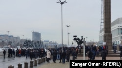 Участники траурного митинга, посвященного 40 дням после январских событий. Алматы, 13 января 2022 года