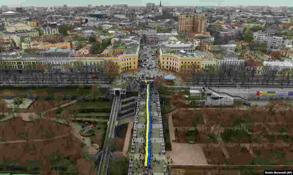 Одесса шаарында демонстранттар Украинанын желегин көтөрүп чыгышты. 20-февралда миңдеген адамдар мындан сегиз жыл мурун Украинадагы Майдан ыңкылабында 100дөн ашуун адам набыт болгон датага карата биримдик акциясына чыгышты. 