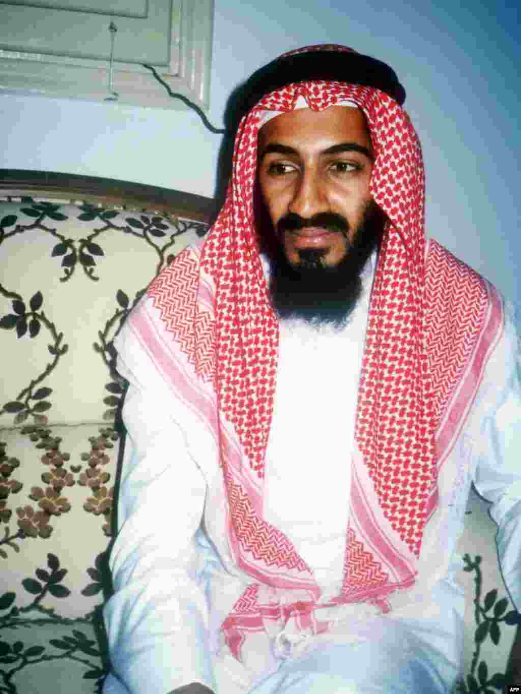 Osama bin Laden Jeddahda saudlaryň milli geýminde, 1988-nji ýyl.