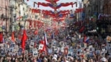 <p>Люди празднуют после объявления о прекращении огня между Индией и Пакистаном в Хайдарабаде, Пакистан, 10 мая 2025 г. REUTERS/Yasir Rajput