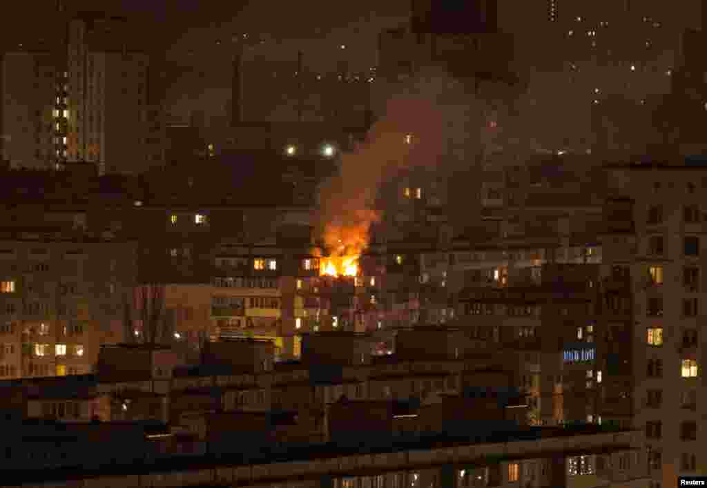 Martnıñ 23-nde Rusiyeniñ daa bir ücüminden soñ Kyivdeki dairede yanğın.Ukrayina akimiyeti bildirgenine köre, martnıñ 22-23-nde Kyivge qarşı darbeler neticesinde üç kişi elâk oldı, şu cümleden beş yaşında qızçıq ve babası.Rusiye ve Amerika vekilleri arasında soñki muzakereler martnıñ 24-nde Er-Riyadda (Saudiy Arabistan) keçti