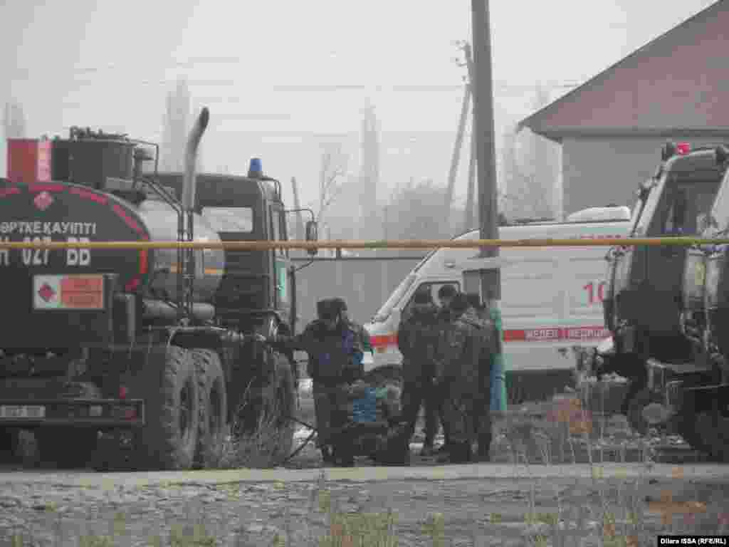 Топливо для военных машин доставляется их бензовозами. 