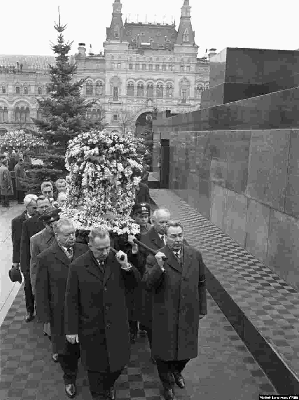 Члены Политбюро Леонид Брежнев (впереди справа) и Алексей Косыгин (впереди слева) несут урну с прахом Гагарина. 