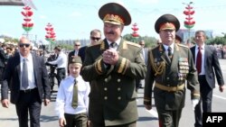Лукашенко на военном параде в Минске