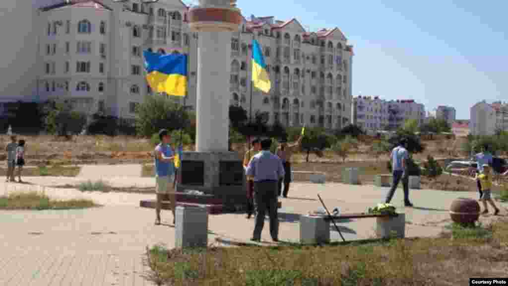 2014 рік, Севастополь. Відсвяткувати День Незалежності вийшли вісім осіб. Активісти зібралися під тумбою, де колись стояв пам'ятник гетьману Сагайдачному. Із собою вони принесли українські прапори, заспівали український гімн, поклали квіти до місця, де стояв пам'ятник, після чого почалися затримання. У тому числі затримали організатора мітингу – активіста Віктора Неганова. Його доставили на допит до російського слідчого