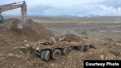 Кумтөрдө таштанды катары көмүлгөн автоунаалар табылган учур. Динара Кутманова тараткан сүрөттөрдүн бири.